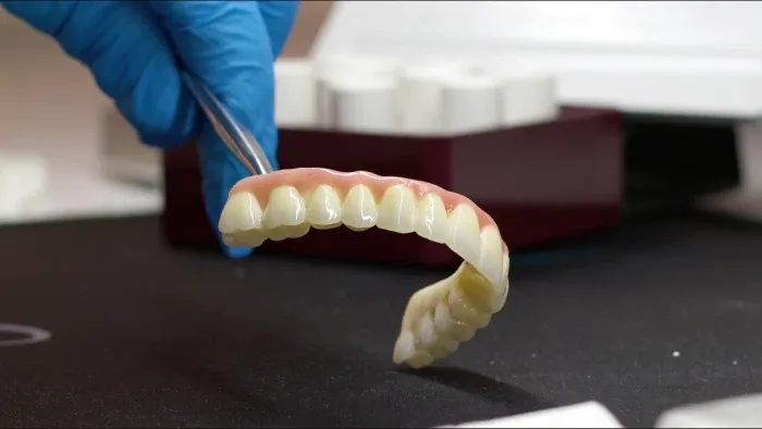 tooth prosthesis with hooks